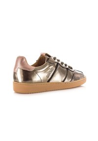 Metaal bronzen lage sneaker met lichtbruine zool, zwarte stiksels, veters en roze hielaccent, zijaanzicht met het "DWRS" logo.