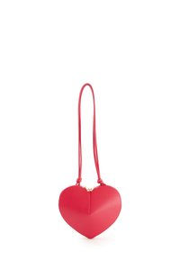Rote herzförmige Lederhandtasche mit glatter Oberfläche, goldener Reißverschluss und langem passendem Gurt für das Tragen über die Schulter.