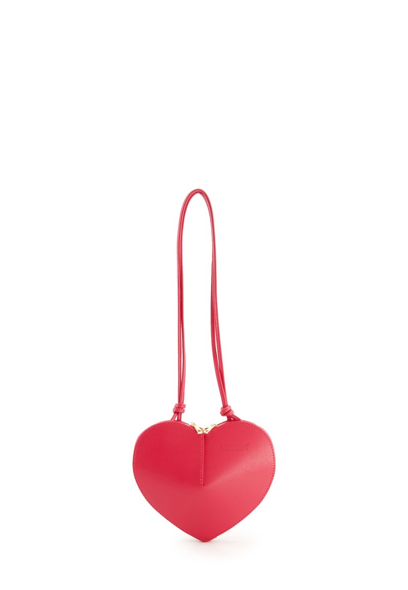 Rote herzförmige Lederhandtasche mit glatter Oberfläche, goldener Reißverschluss und langem passendem Gurt für das Tragen über die Schulter.