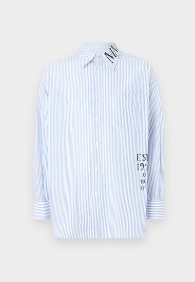 Camisa de botão às riscas azuis e brancas com um bolso, mangas longas e um logótipo impresso a negro na manga. Tecido de algodão, design com colarinho.