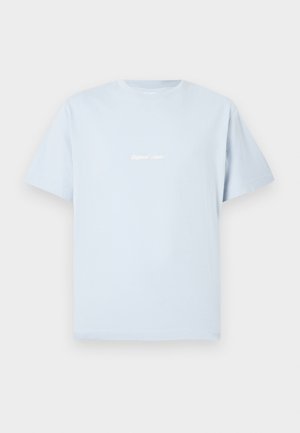 Gaiši zila kokvilnas T-krekls ar īsām piedurknēm, priekšpusē krūtīs centrānelis mazs balts skriptveida logotips. Parasts riņķveida kakla izgriezums.