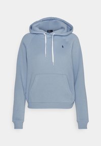 Sudadera azul claro hecha de una tela suave, con un bolsillo tipo canguro en la parte delantera, cordones blancos y un pequeño logo bordado en el pecho.