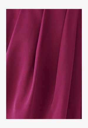 Magenta stof met een gladde, licht glanzende textuur; gedrapeerd met zachte plooien, wat een rijke kleur en gelijkmatige val toont.