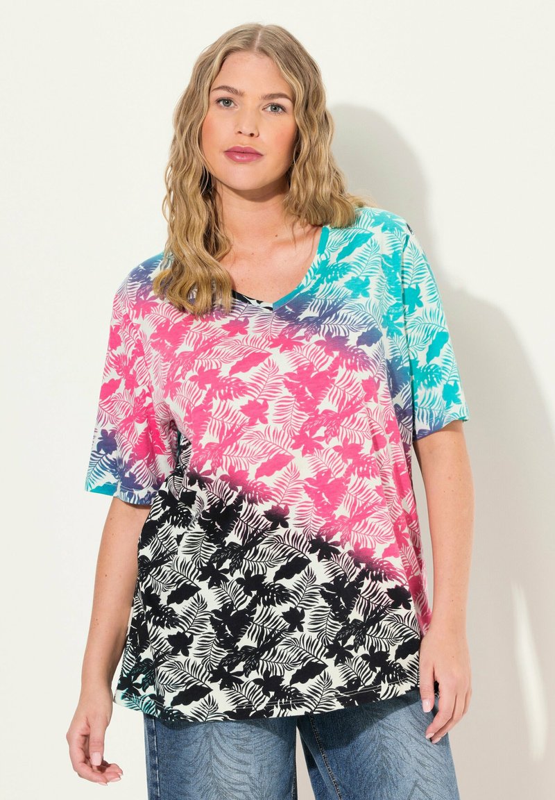 Camiseta de manga corta con escote en V que presenta un degradado de turquesa, rosa y negro con un estampado de hojas tropicales. Hecha de tela ligera.