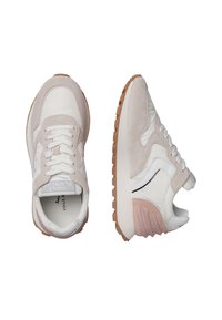 Sneaker bianchi e rosa chiaro realizzati in materiali scamosciati e in pelle, con una suola in gomma testurizzata e design con lacci, visti dall'alto.
