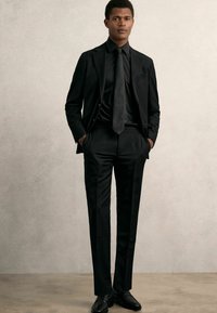 Reiss REGULAR FIT VOYAGER LONG-SLEEVE TRAVEL - Svečana košulja - black