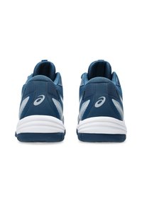 Des chaussures de sport bleues dotées d'une tige en mesh respirant, de semelles en caoutchouc lisses et d'une semelle intermédiaire blanche contrastante avec des accents réfléchissants.