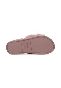 Suela de pantufla rosa con superficie de goma texturizada y acentos de piel de peluche; presenta un acabado suave y un patrón de agarre circular para una mejor tracción.