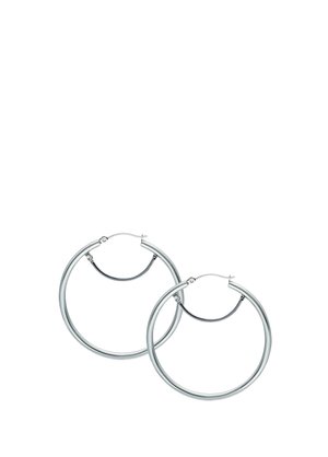 Paar mittelgroßer, polierter silberner Creolen mit Scharnierverschlüssen, die auf einem weißen Hintergrund liegen.