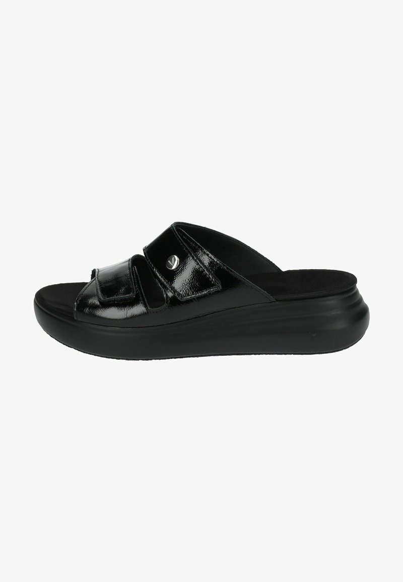 Sorte slip-on sandaler med blank syntetisk overdel og justerbare stropper. Har en polstret fodseng og en kraftig sort ydersål.