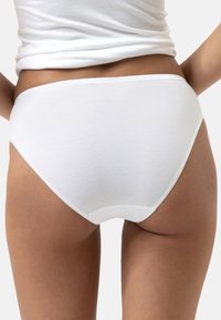 Witte katoen korte broek met een gladde textuur, hoge taille en zachte tailleband. Naadloos ontwerp benadrukt een minimalistische stijl.