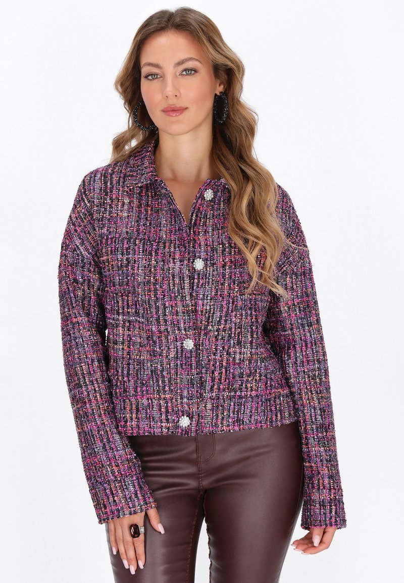 Jachetă din tweed violet și roz cu guler, închidere cu nasturi și mâneci lungi. Model texturat notabil pe toată suprafața.