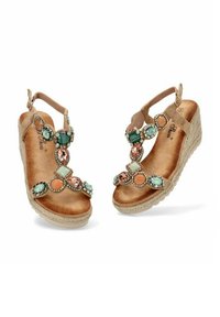 Sandalias de cuña beige con una correa decorativa que presenta varias piedras preciosas de colores. Suela texturizada con detalles de yute. Correa ajustable en el tobillo.