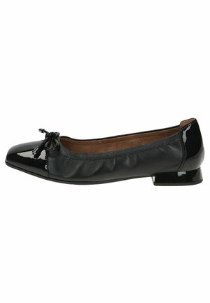 Zwarte leren balletschoenen met een ronde neus, glanzende patenten punt, geschulpte leren accenten aan de zijkanten en een mini blokhak.