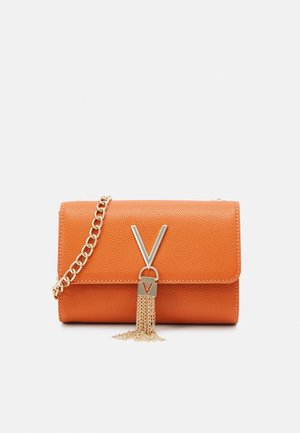 Pochette en cuir orange texturé avec une bandoulière chaîne dorée, un fermoir doré en forme de V et un détail pompon doré assorti sur le rabat avant.