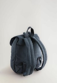 Lille mørkeblå kordfløjl rygsæk med stoftekstur, rund form, topgreb og justerbare stropper. Har et fold-over låg design.