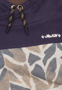 Marineblauwe hoodie met trekkoorden, met een bladerenpatroon in beige en blauw op de onderste helft. Witte logo op de borst. Van katoen.