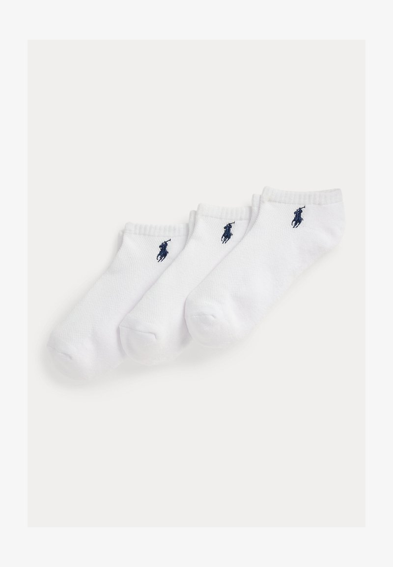 Tre par hvide ankelsokker med en lille navyblå polo-spiller logo broderet nær kanten.