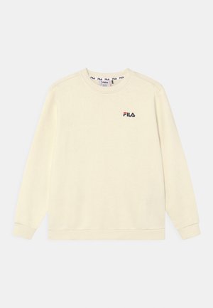 Helles cremefarbenes Sweatshirt mit langen Ärmeln und Rundhalsausschnitt, mit einem kleinen roten und schwarzen FILA-Logo auf der linken Brust.