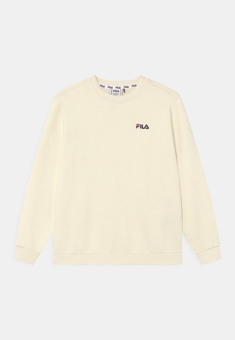 Sweat-shirt à manches longues de couleur crème avec un petit logo FILA rouge et noir sur le côté gauche de la poitrine.