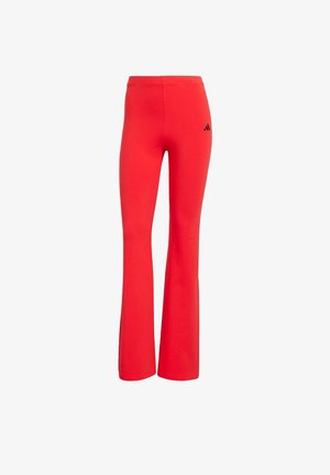 Røde flared leggings lavet af strækbart stof, med et sort Adidas-logo på ryggen og en glat tekstur med en tætsiddende silhuet.