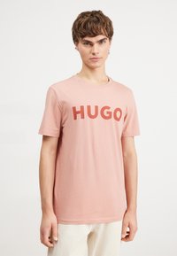 HUGO DULIVIO - Triko s potiskem - light/pastel red