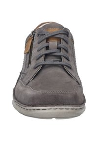 Scarpe in suede grigio con lacci, punta tonda, zip in metallo e dettagli in pelle marrone; suola in gomma resistente con cuciture a contrasto.