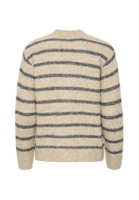 Beżowy sweter z ciemnoszarymi poziomymi paskami. Dzianinowa faktura, ściągacze na mankietach i dole, okrągły dekolt oraz luźny krój. Brak widocznych zapięć.