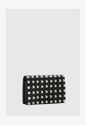 Portafoglio in pelle nera con borchie piramidali argentate disposte in un motivo a griglia, dotato di design a portafoglio pieghevole e texture morbida.