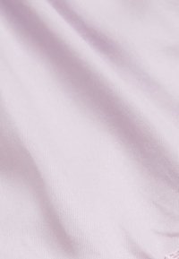 Jasnoróżowa, teksturowana tkanina z subtelnym prążkowanym wzorem, miękko układająca się z gładkimi detalami. Odpowiednia do różnych zastosowań odzieżowych.