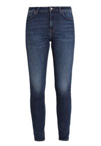 Vaqueros de mezclilla azul oscuro con un diseño slim fit, que cuentan con cinco bolsillos y un cierre de botón en la parte delantera. Textura suave con un ligero efecto desgastado.