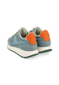 Zapatillas de ante azul y sintéticas con acentos en naranja en el talón, lengüeta texturizada, cierre de cordones y una entresuela blanca. Suela de goma verde.