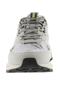 Scarpa sportiva grigia chiara con tomaia in pelle texturizzata, dettagli in mesh e tallone a motivo. Presenta lacci grigi e suola in gomma nera.