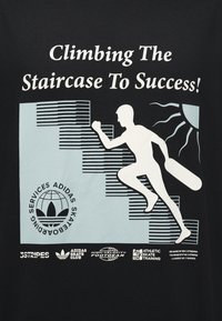 Σιλουέτα ατόμου που ανεβαίνει σκάλες κρατώντας σκέιτμπορντ, ήλιος στο φόντο, με κείμενο "Ανεβαίνοντας τη σκάλα της επιτυχίας!" και λογότυπα εμπορικών σημάτων από κάτω.