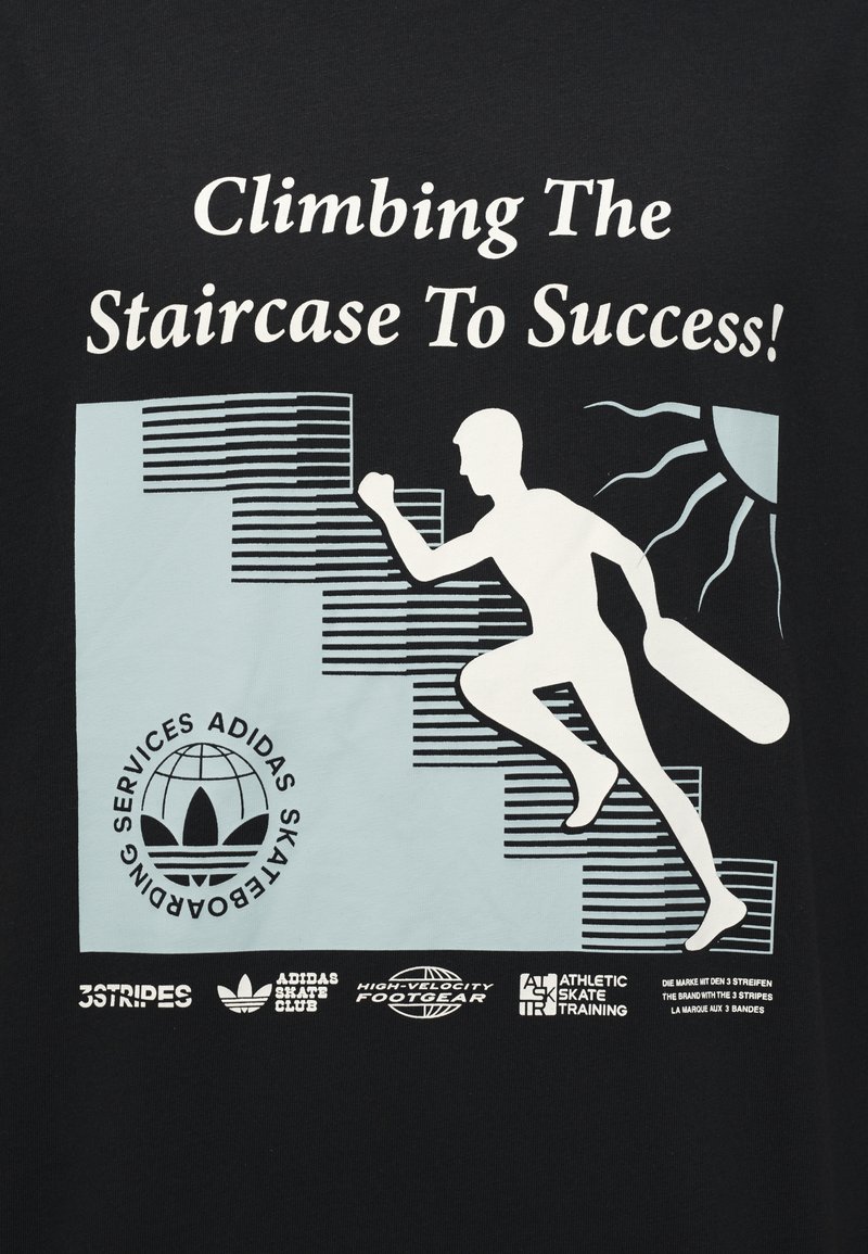 Silhouette einer Person, die eine Treppe hinaufsteigt und ein Skateboard hält, Sonne im Hintergrund, mit dem Text „Die Treppe zum Erfolg erklimmen!“ und Markenlogos unten.