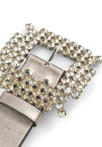Curea metalică cu o cataramă mare pătrată împodobită cu mai multe strasuri clare și aurii deschise, curea din piele texturată de o culoare asortată.