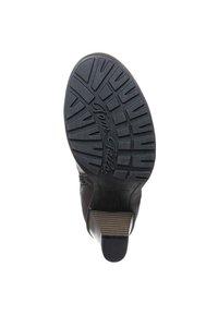 Podeszwa czarnego botków na obcasie z głębokim wzorem bieżnika oraz logo "Tom Tailor" na środku, widziana od spodu na białym tle.