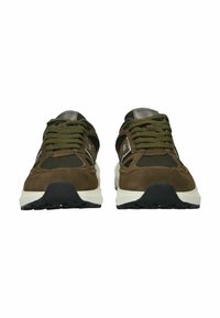 Zapatillas de ante marrón y malla con cordones verde oliva, una entresuela blanca y suela de goma negra. Detalles notables en el panel lateral.