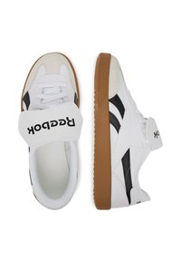 Biele tenisky s čiernymi akcentmi, zvršok z kože a textilu, šnúrovanie, polstrovaný jazyk a podošva z gumy. Logo značky na remienku.