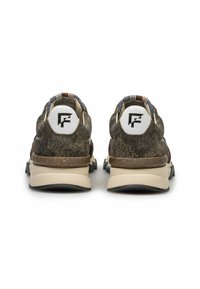 Un paio di sneakers marroni con texture, dotate di linguette bianche sul tallone, un logo nero, suole beige e battistrada nero, viste da dietro.