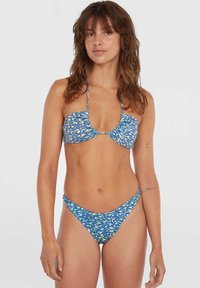 Modri bikini set, ki vključuje bandeau zgornji del in nizke hlačke, oba z abstraktnimi vzorci v beli in zeleni barvi. Gladka tekstura tkanine.