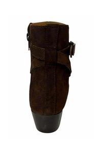 Botín de ante marrón hasta el tobillo con punta redondeada, cremallera lateral y detalle de tira decorativa. Cuenta con un tacón negro liso para mayor estabilidad.