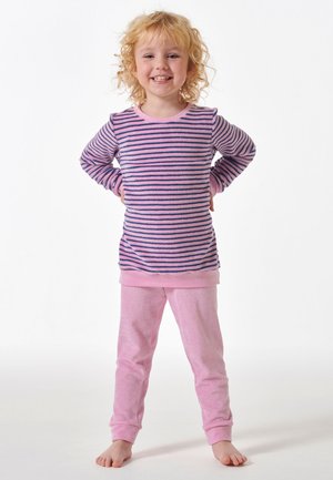 Gestreiftes rosa und lila Langarmoberteil mit rundem Ausschnitt und gerippten Bündchen, kombiniert mit einfarbigen, weichen rosa Hosen.