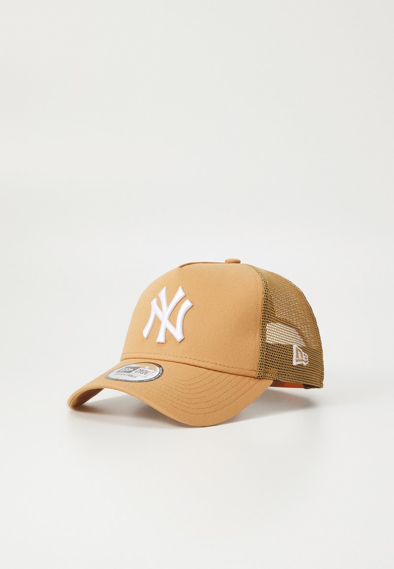 Beige baseballlue med avrundet brem, netting bak, hvit brodert logo og et rundt merke på frontpanelet.