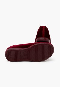Scarpa slip-on di velluto bordeaux con punta arrotondata, tacco imbottito e suola in gomma testurizzata con motivo a zigzag per una migliore aderenza.