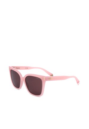 Occhiali da sole con montatura in plastica rosa, lenti rettangolari scure e un piccolo dettaglio arcobaleno sulla stanghetta.