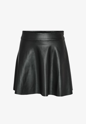 Saia preta de imitação de couro com um design evasê em linha A, apresentando uma textura lisa e brilhante e uma cintura ajustada.