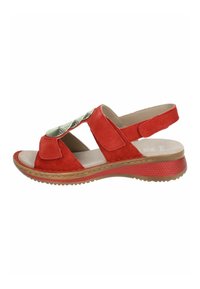Infradito in pelle rossa con un design della fascia testurizzato, apertura davanti, fascia posteriore regolabile e suola imbottita.