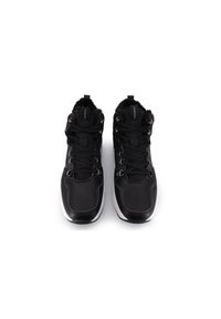 Svarta högskurna sneakers med en texturerad syntetisk ovansida, metallögon, mjuk krage och kontrasterande vit sula.