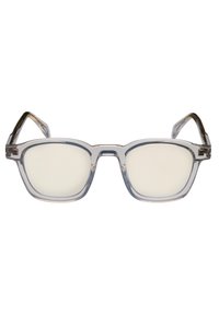 Gafas con montura rectangular clara, hechas de plástico translúcido; lentes planos y ligeros; varillas anguladas con un discreto detalle de patrón.